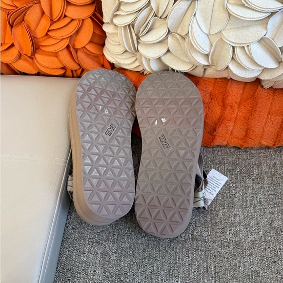 ❣️🆕Teva Flatform Universal Sunscape Sandals in Waterless Neutral Shade❣️ - Picture 10 of 10